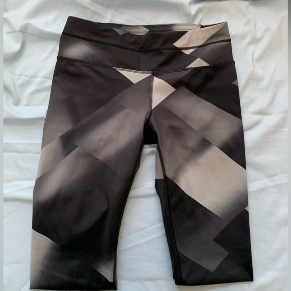 Athleta Pants - Athleta Black Capri Leggings / Yoga Pants RN# 54023 (S)🌴